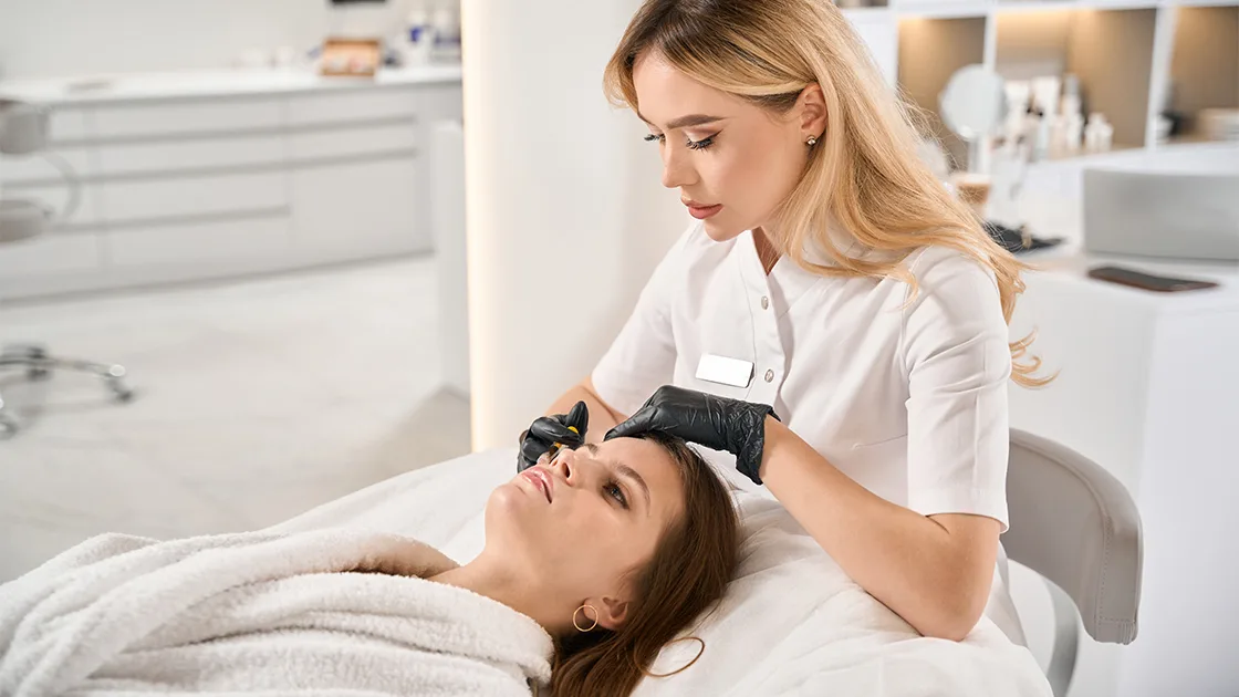 Cooling Technology in Aesthetic Treatments: Enhancing Comfort During Modern Laser Skin Procedures
